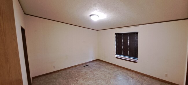 Building Photo - Ranch style 3 BR 2 BA