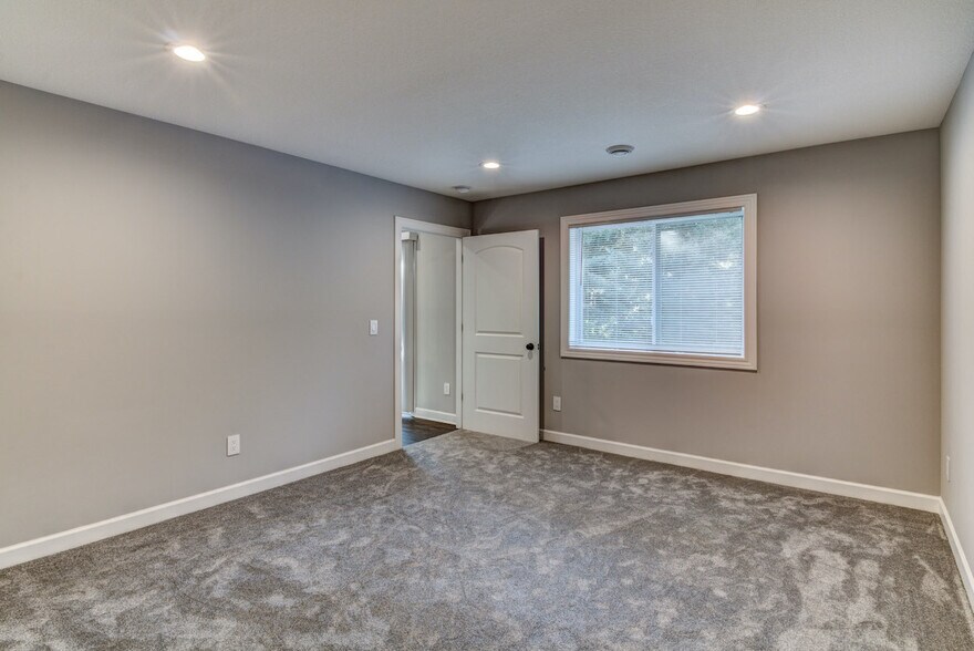 Building Photo - 1636 Charleston Dr