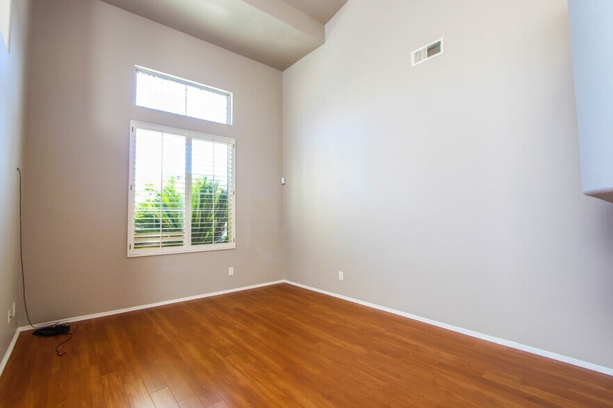 Building Photo - 655 Roscoe St