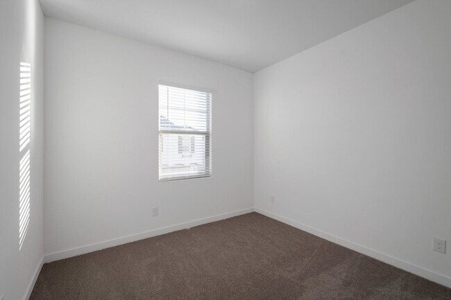 Building Photo - Like New Luxurious Modern 3 Bedroom 2 Bath Townhome in Warner Meadows