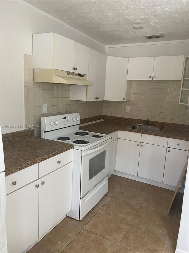 Building Photo - 2481 NW 13th Ct