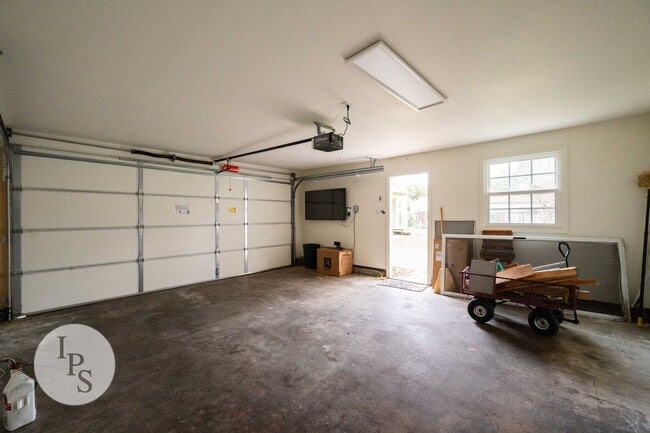 Building Photo - Beautiful Old Fig Home, 3BR/1BA, Huge Lot!...