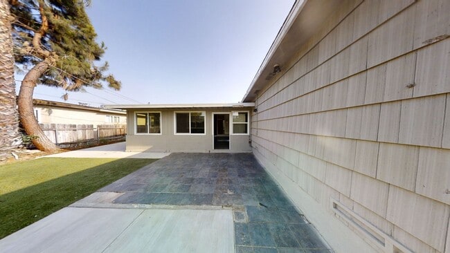 Building Photo - 6BD/3BA, Renovated Backyard!