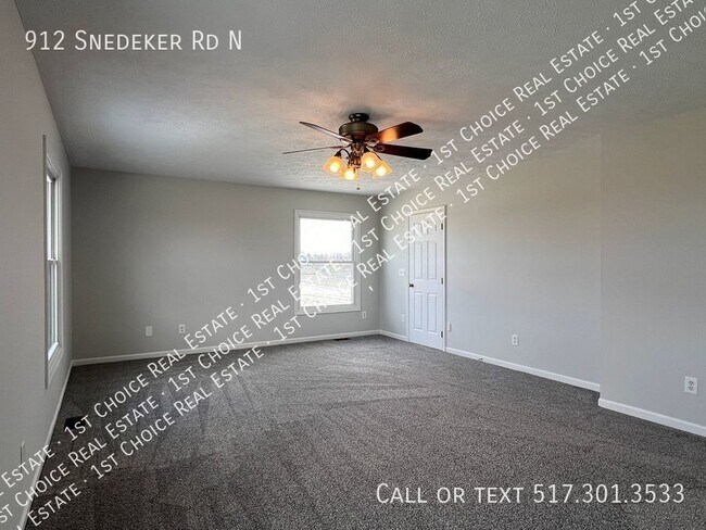 Building Photo - 912 Snedeker Rd N