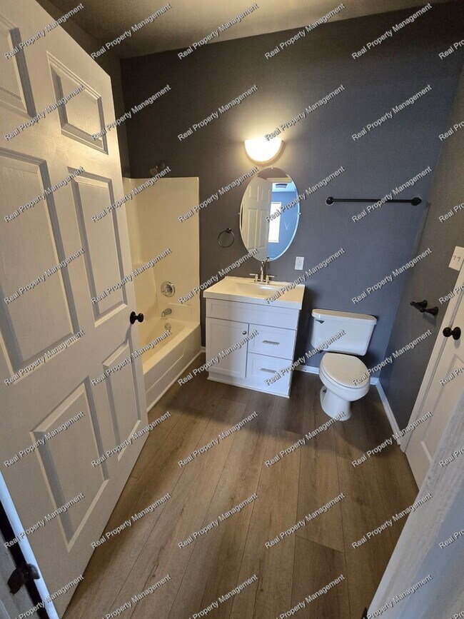 Building Photo - Updated 2 Bedroom Townhome