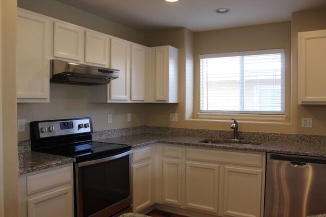 Building Photo - Stunning 3 BR/3 BA in Stockbridge At Meridian Community!