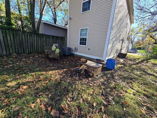 Building Photo - Updated 3 Bedrooms, 1.5 Bathrooms on a Dou...