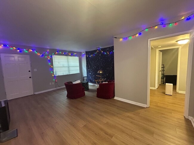Building Photo - Beautiful 2/1 NW Gainesville with large yard