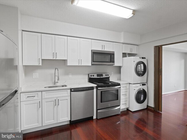 Primary Photo - 3713 S George Mason Dr