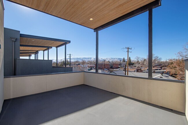 Building Photo - Downtown Executive Furnished Townhouse