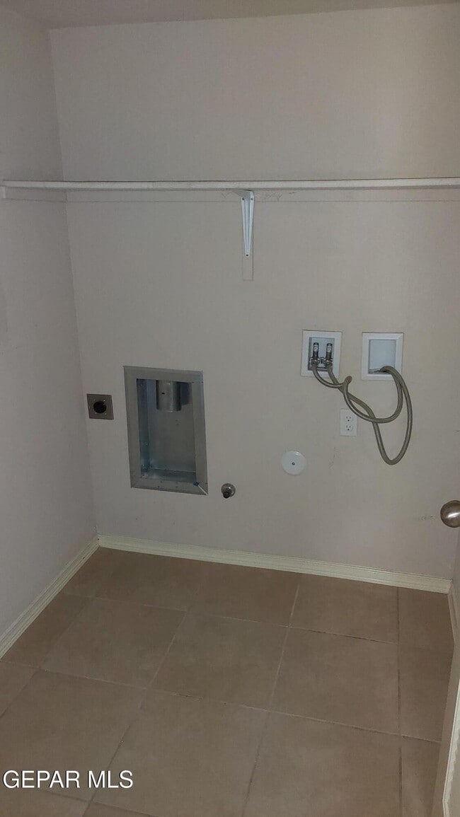 Building Photo - 14235 Russ Leach Ave