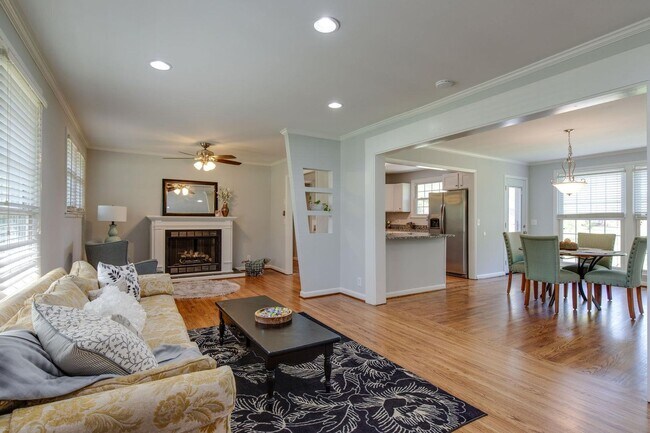 Building Photo - $2500/mo A newly remodeled 3 bedroom 2.5 B...