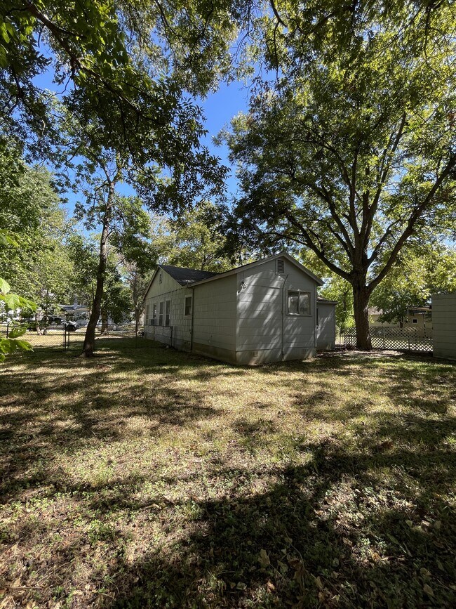 Building Photo - 935 Allen Ave