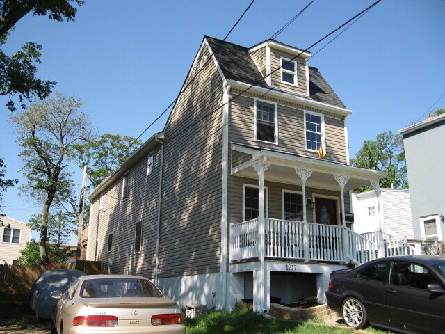 Building Photo - 1217 Catherine St