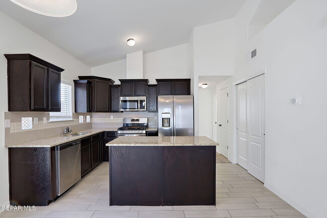 Building Photo - 533 Paseo Modesto Dr