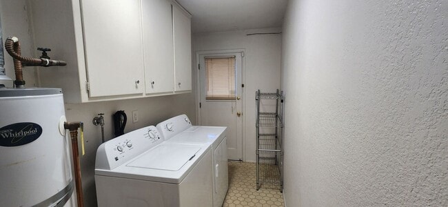 Building Photo - Beautiful 3 Bedroom 2 Bathroom Duplex in Desirable Greenhaven/Pocket Neighborhood