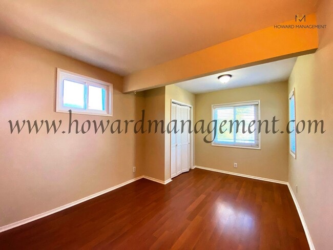 Building Photo - Lovely home with extra large backyard, con...