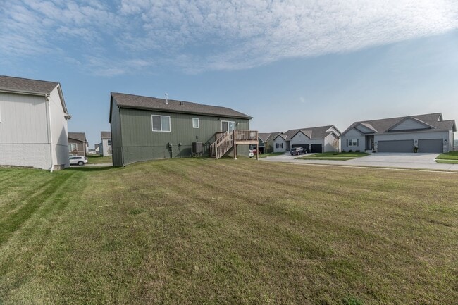 Building Photo - Open-Concept 3-Bedroom with Corner Lot Vie...