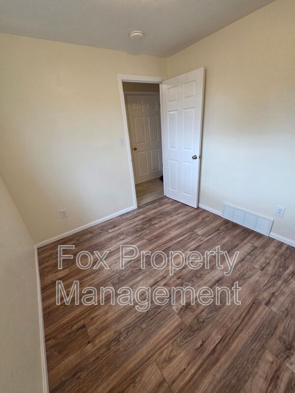 Building Photo - 710 W Cleveland Cir