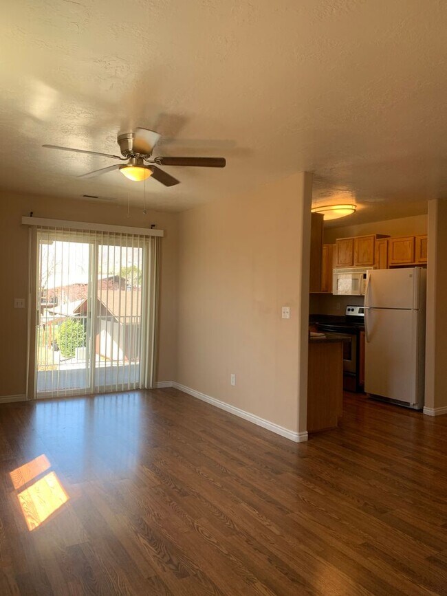 Building Photo - $500 Amazon Gift Card + 2 Weeks Rent Free! 2 Bed 1 Bath Condo for Rent in Ogden