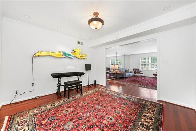 Building Photo - 52 Chaumont Square NW