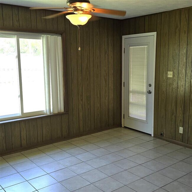 Building Photo - 135 Redbud St