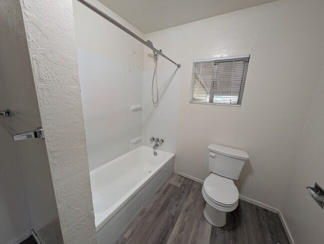 Building Photo - 2 bedroom one bath House in Shasta Lake