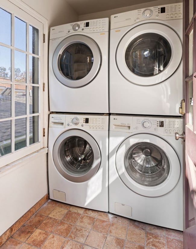 Building Photo - Adorable 1 bed / 1 bath Apartment in the Heart of Echo Park with In-Unit Laundry, Parking & Priva...