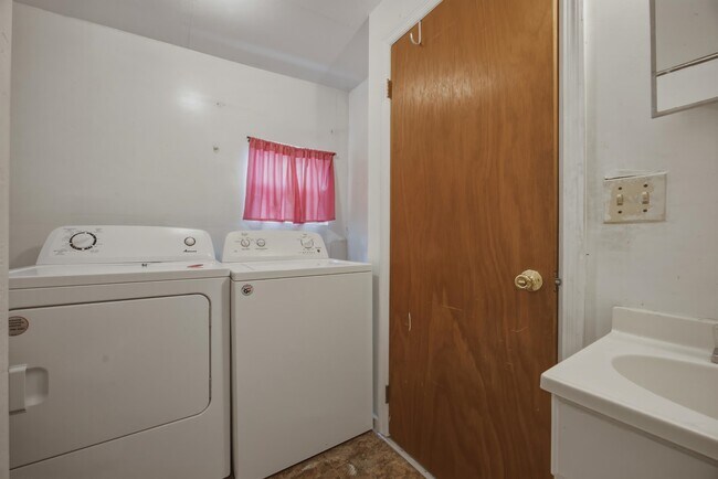 Building Photo - 1641 Atkamire Dr