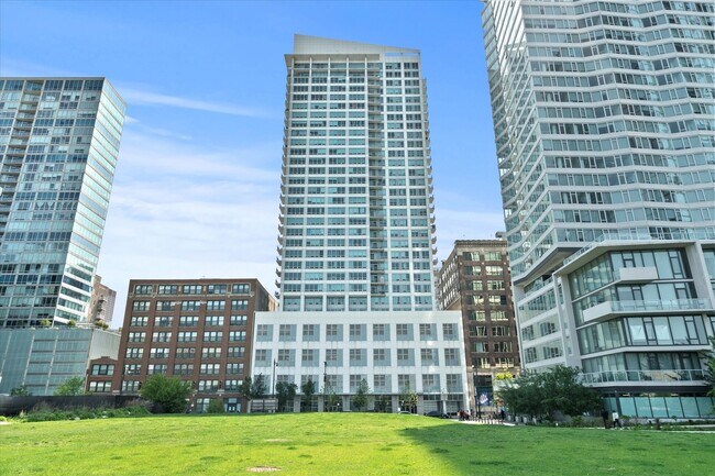Building Photo - 701 S Wells St