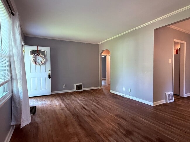 Building Photo - Charming 2 bedroom 1 bath