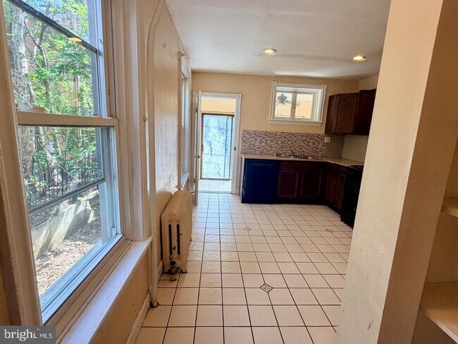 Building Photo - 400 W 3rd St