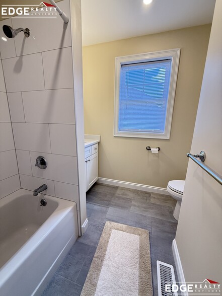 Building Photo - 40 Glenley Ter