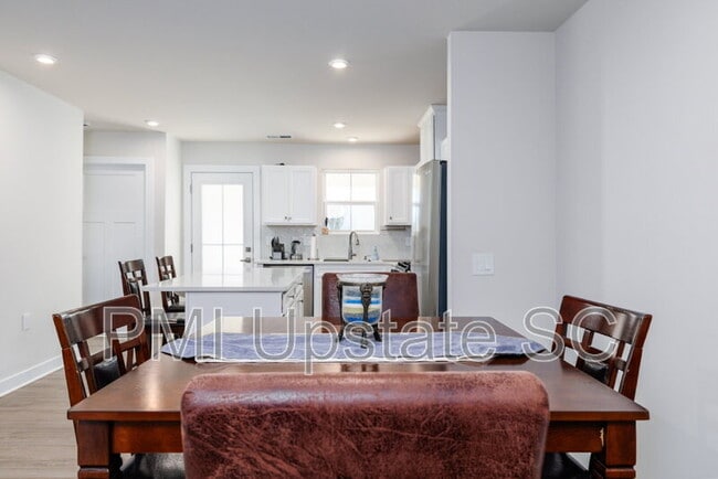 Building Photo - 413 Camarillo Ln