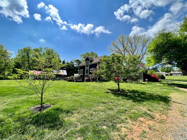 Building Photo - 754 Woodlands Rd