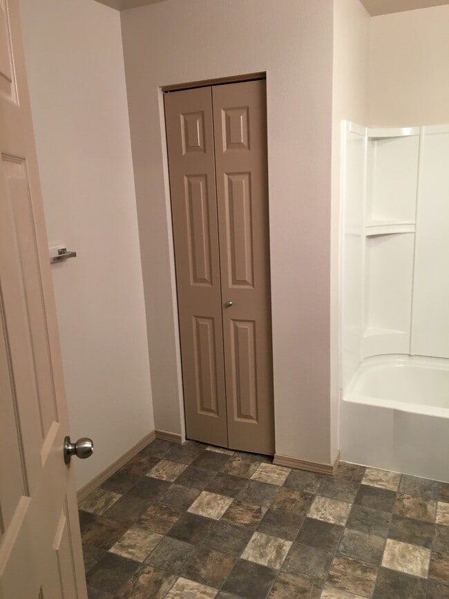 2nd floor Master bath & linen closet - 4001 Lunar Dr