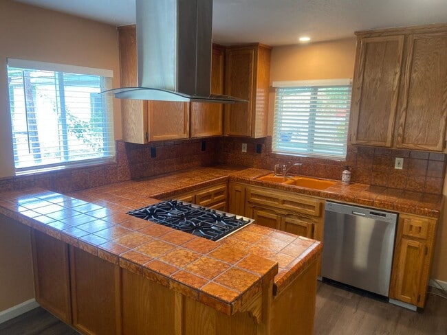 Building Photo - Charming - Off Forni Road - 2 Bdrm, 2 Bath