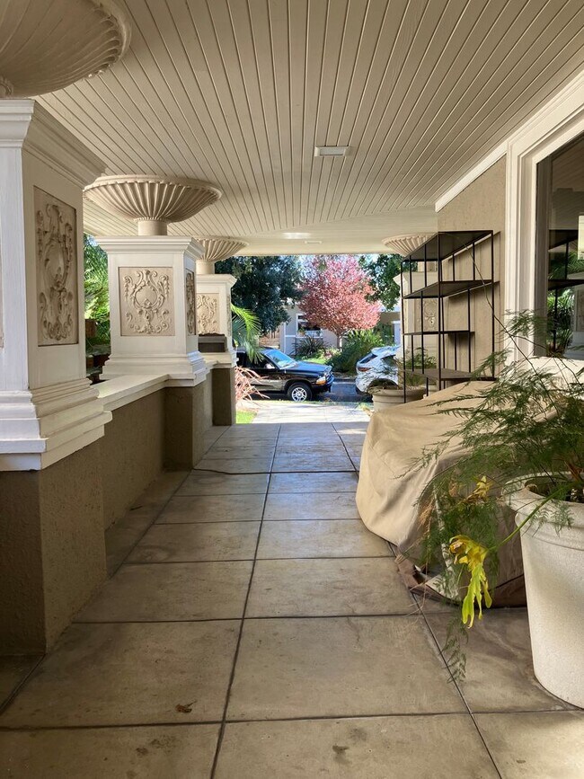 Building Photo - Charming Craftsman 2-Bedroom Home with Upd...