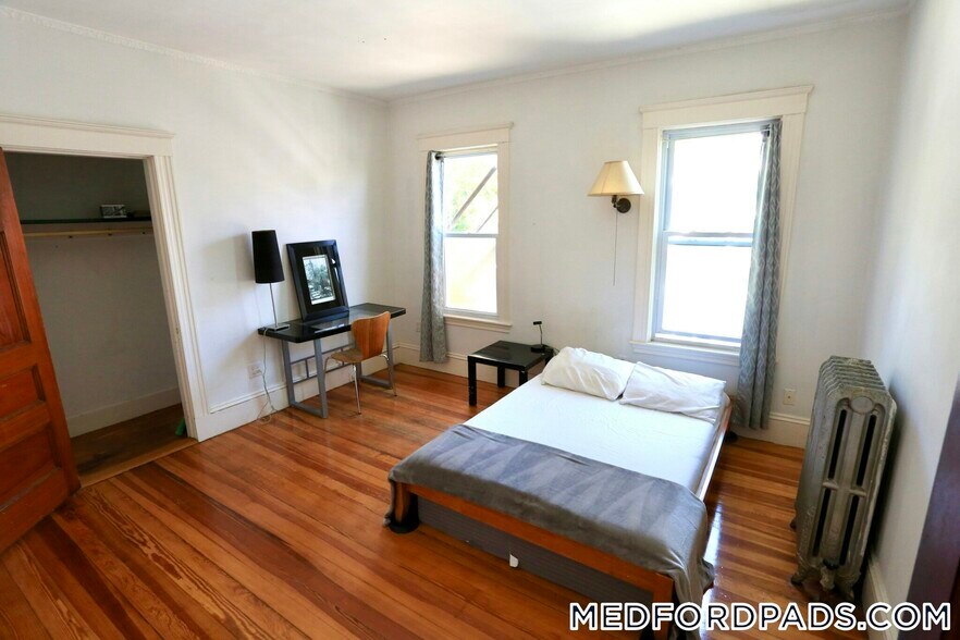 Building Photo - 124 Forest St