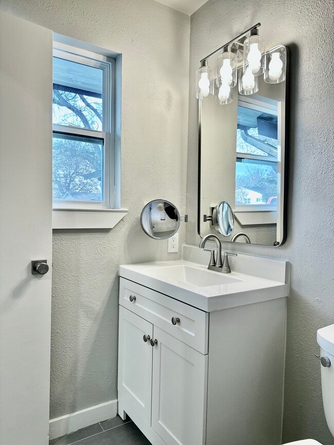 Building Photo - 434 Beverly Dr