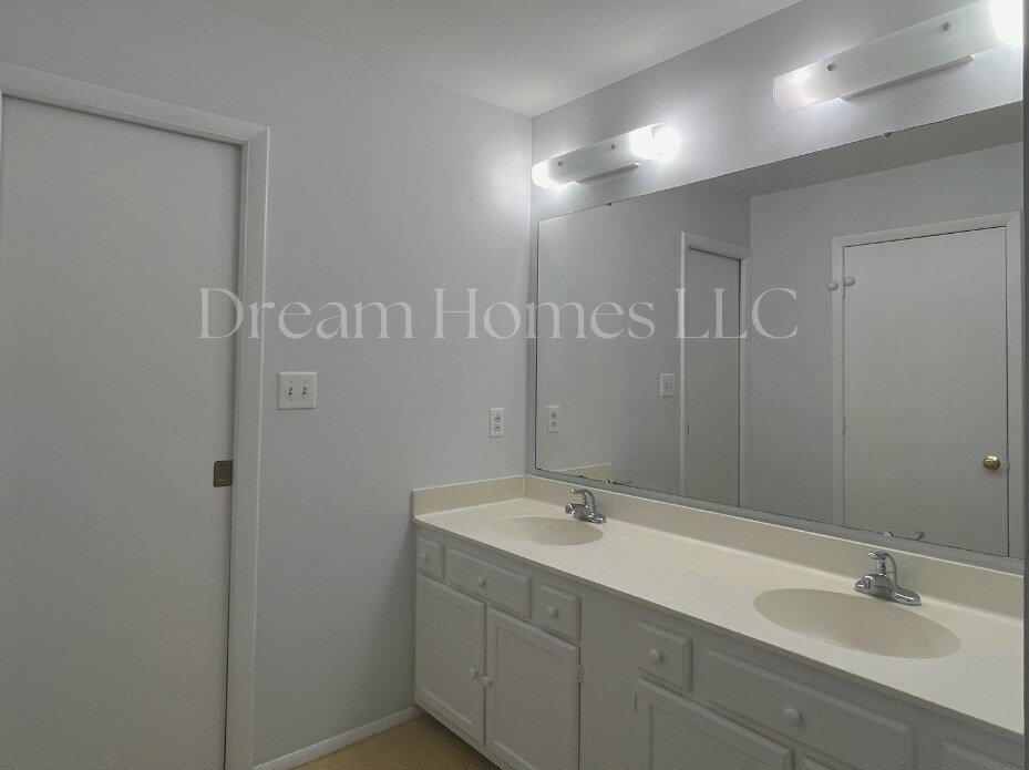Building Photo - 9924 Ridgemore Dr
