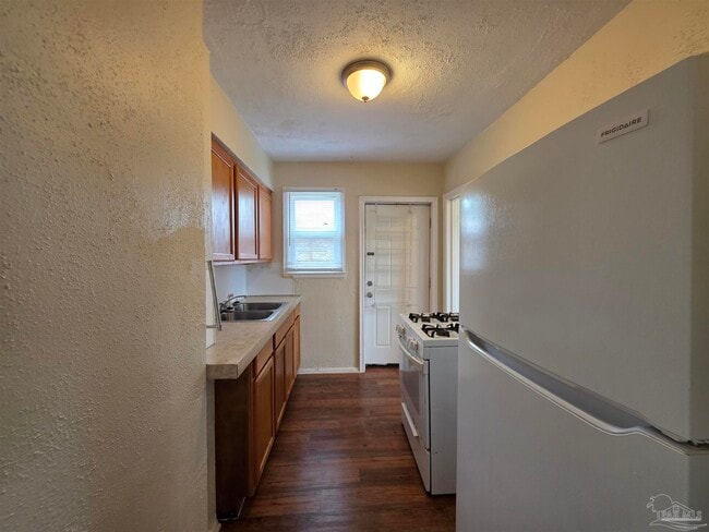 Building Photo - 203 SE Syrcle Dr