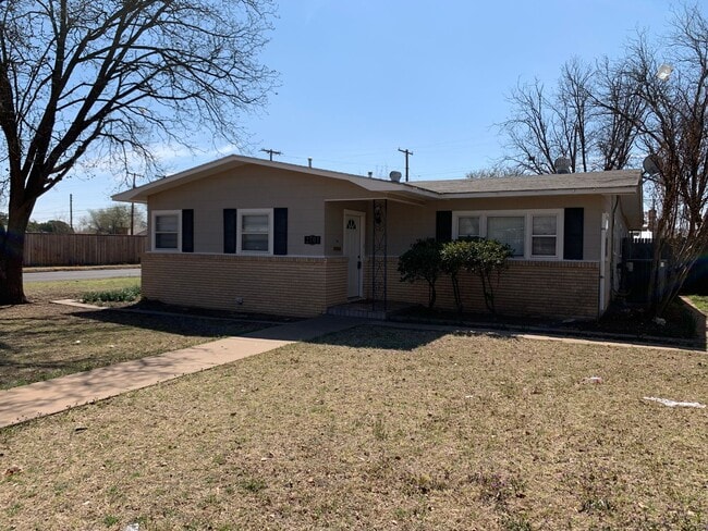 Building Photo - Recently Renovated Home Near Texas Tech Un...