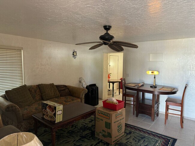 Building Photo - Cozy 2 Bedroom Home