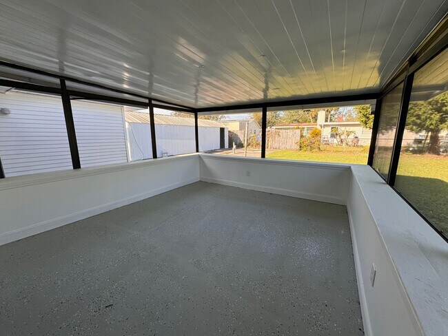 Building Photo - Fully Renovated 3 Bed/ 2 Bath Available Now!