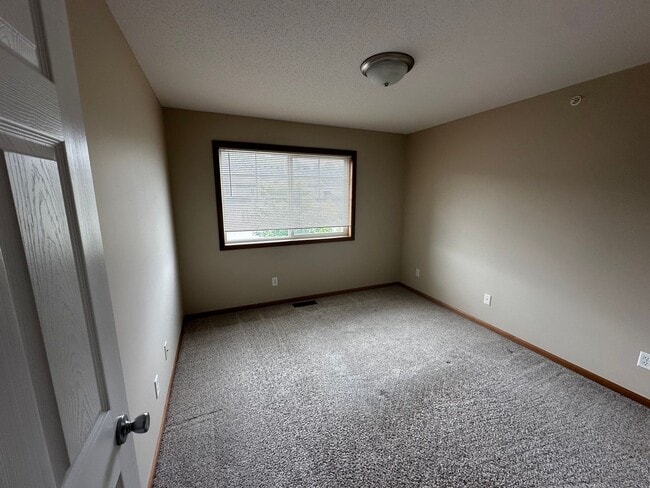 Building Photo - 3 Bed 3 Bath Townhome