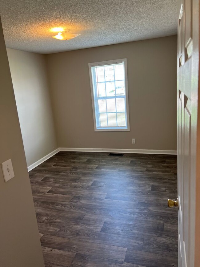 Building Photo - Newly Renovated 3 Bed Home Rent Ready