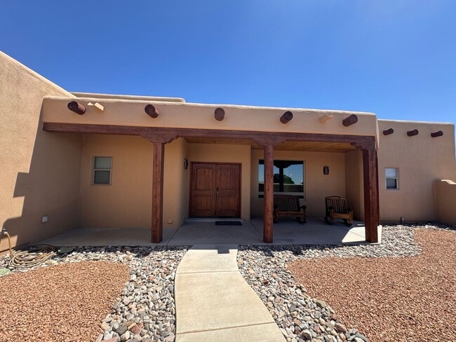 Building Photo - Gorgeous Fully Furnished rental on 1 acre, flexible lease term