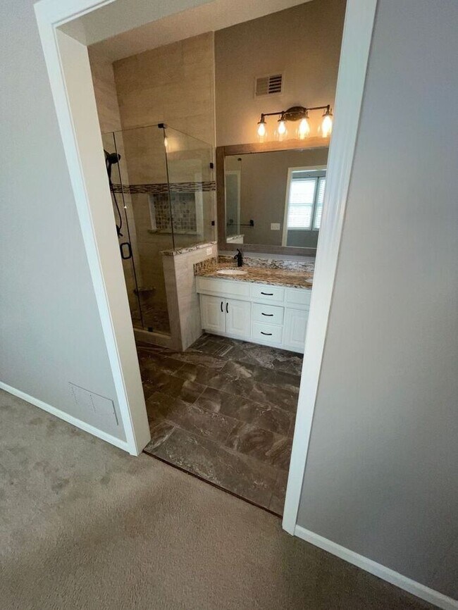 Building Photo - 5 Bedroom, 3 Bathroom California Split Sty...