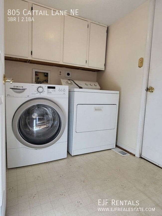 Building Photo - 805 Cattail Ln NE